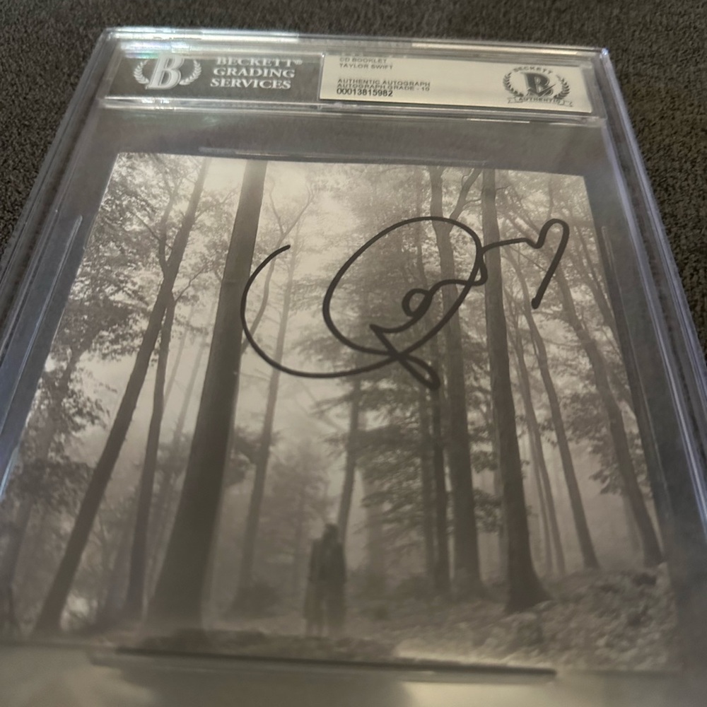 Taylor Swift Signed Folklore CD Booklet Cover Beckett Slabbed Autograph - Picture 2 of 5